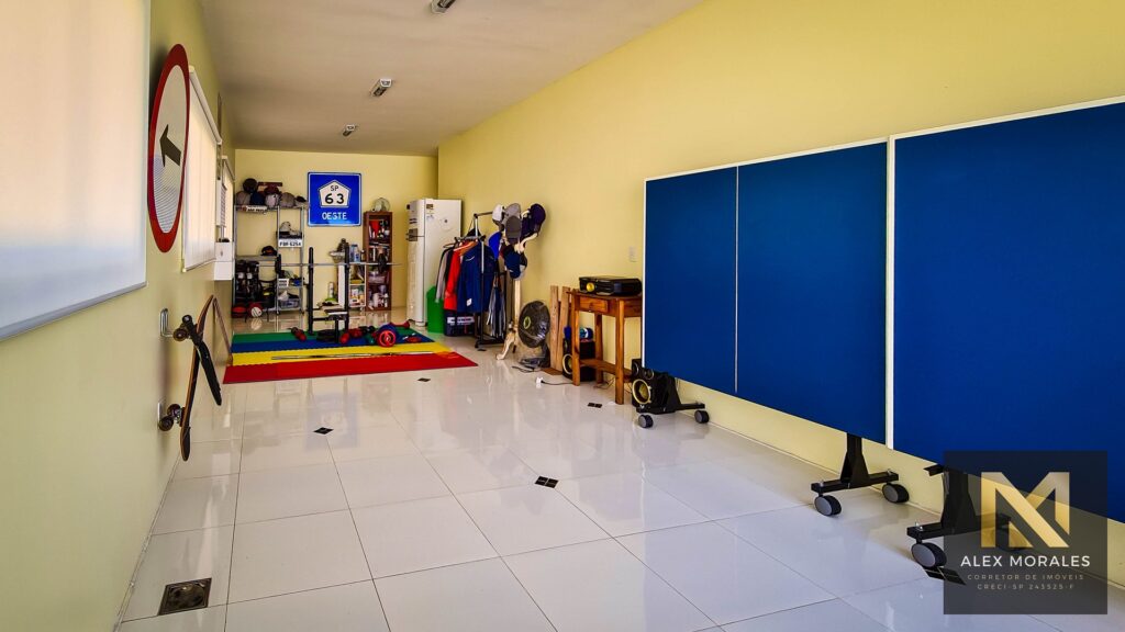 Casa térrea à venda em condomínio de Louveira, com 3 quartos (2 suítes) e amplo quintal